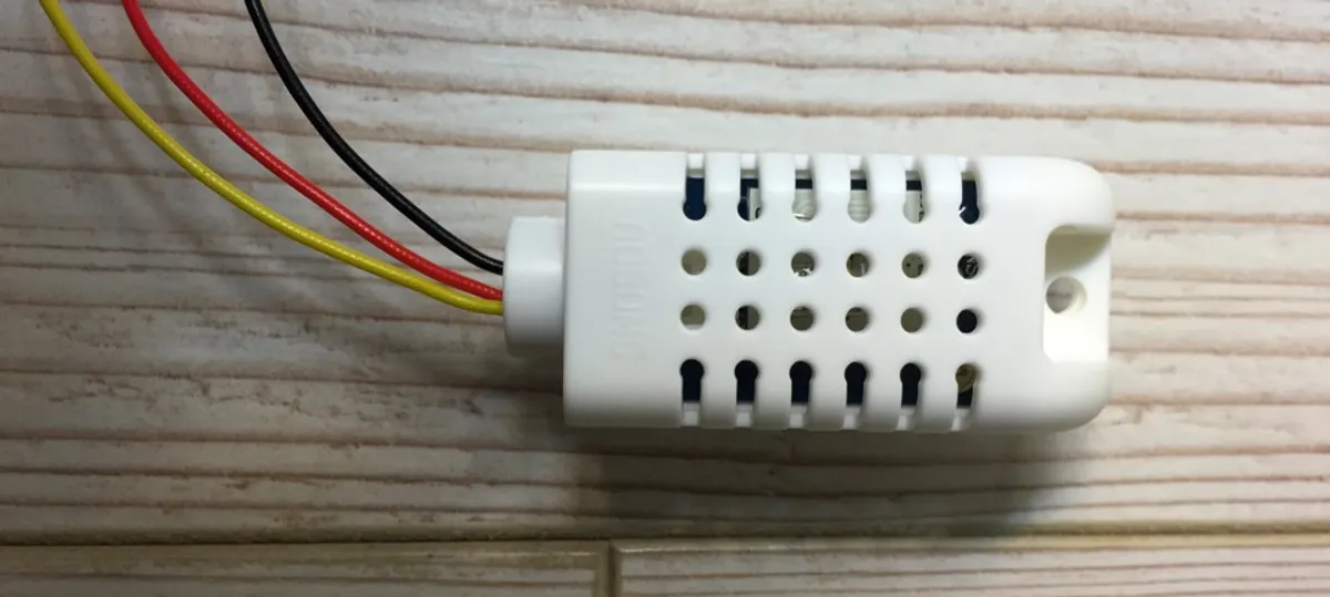 AM2302 temperature and humidity sensor.